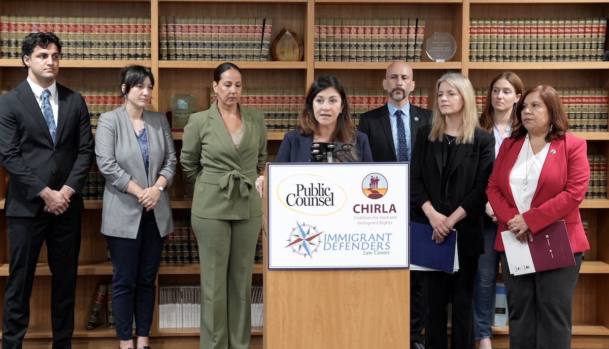 Un juez federal ordena medidas inmediatas de protección de la salud y la seguridad para las personas detenidas en el centro de ICE de Adelanto